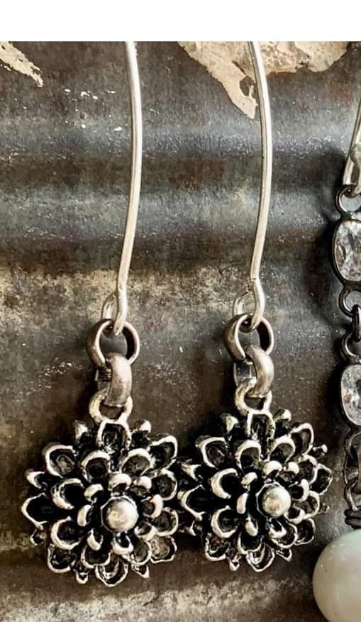 love.vintage Silver Flower Drop Earrings