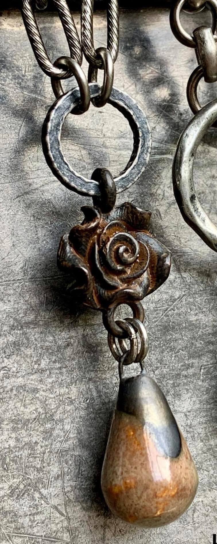 love.vintage Brown Teardrop Rock Flower Necklace